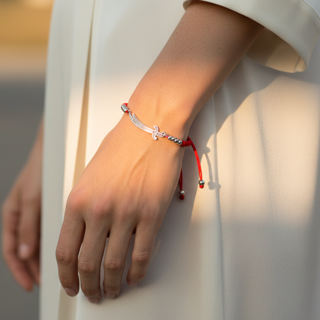 Bracelet rouge Qamar Zulfiqar