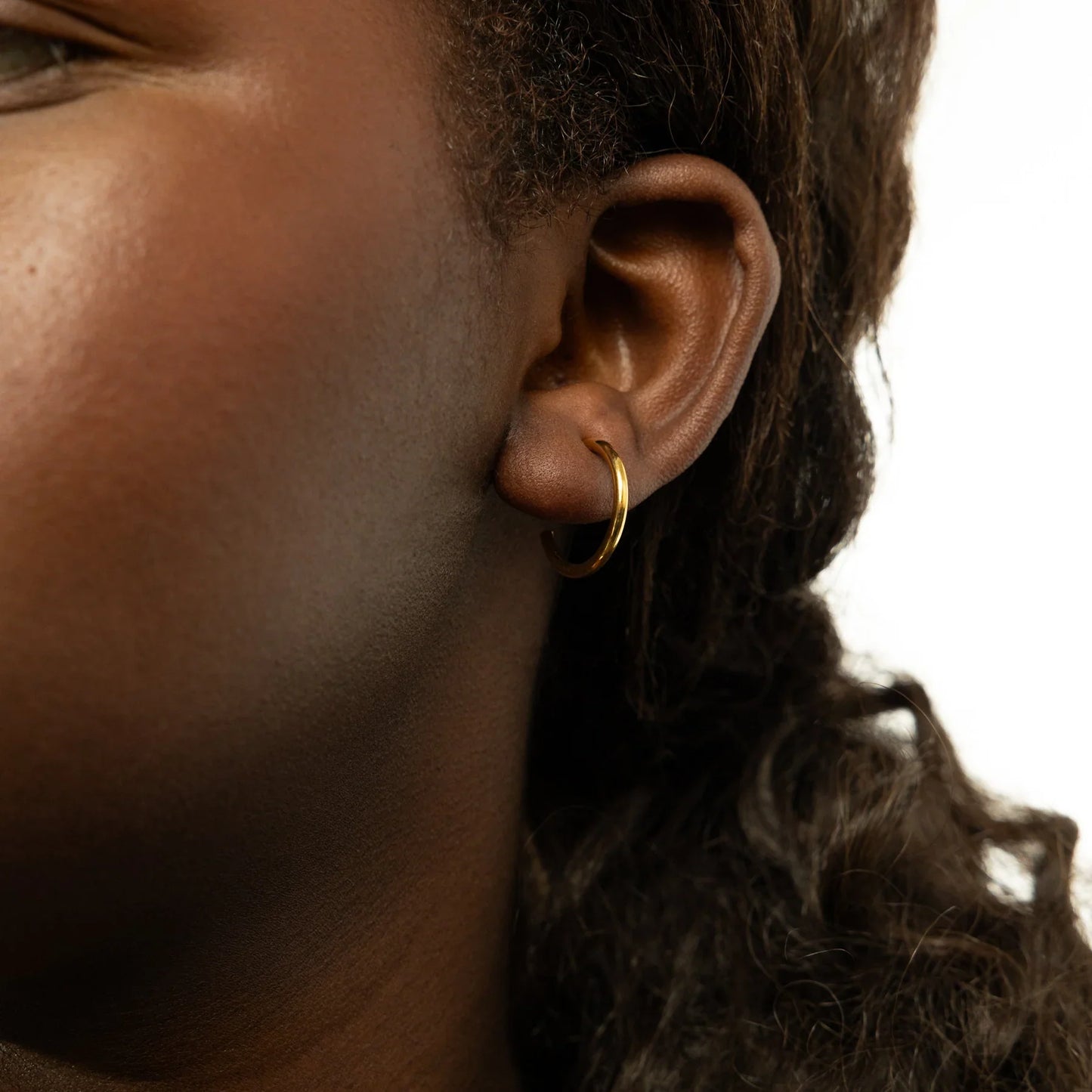 Qamar Zeenah Boucles d'oreilles à anneaux ouverts | 26 mm